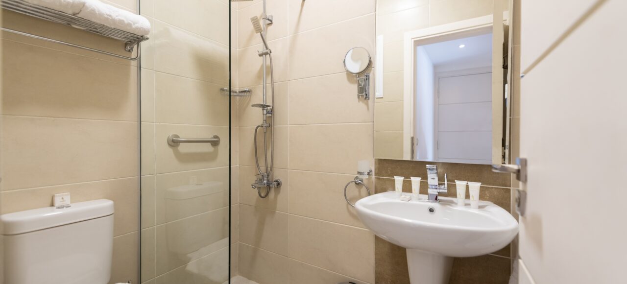 marom-port-said-family-suite-bathroom